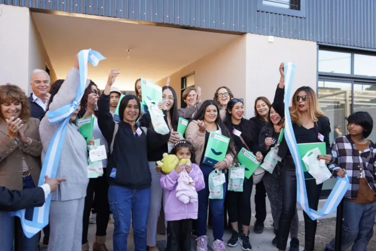 OCHO MUJERES RECIBIERON SUS VIVIENDAS AUTOGESTIVAS