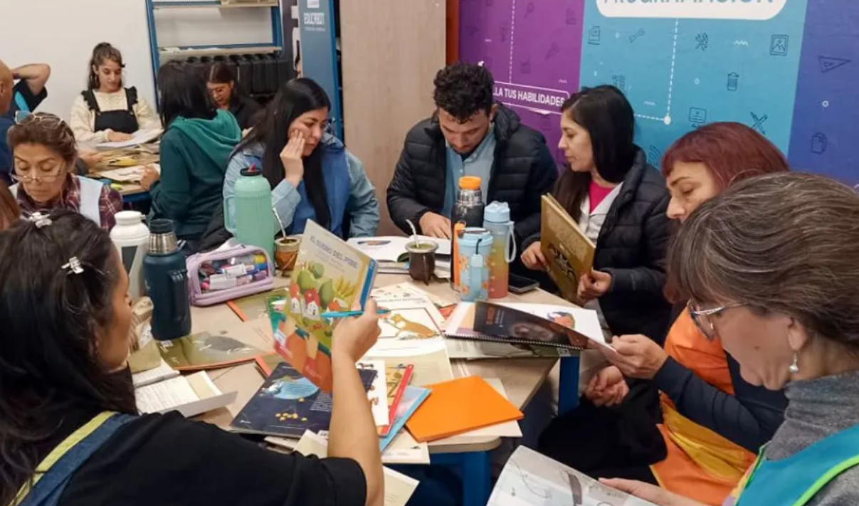 El trabajo sostenido de alfabetización afianza herramientas con equipos escolares