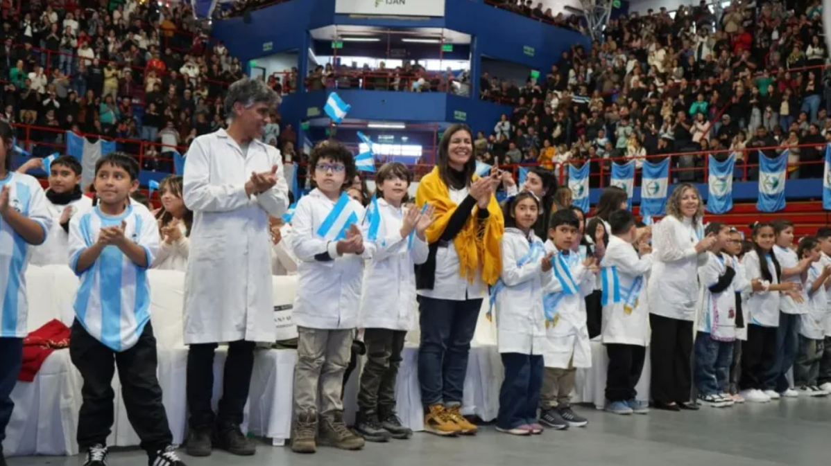 Escolares y cadetes compartieron un emotivo acto por el Día de la Bandera en Neuquén